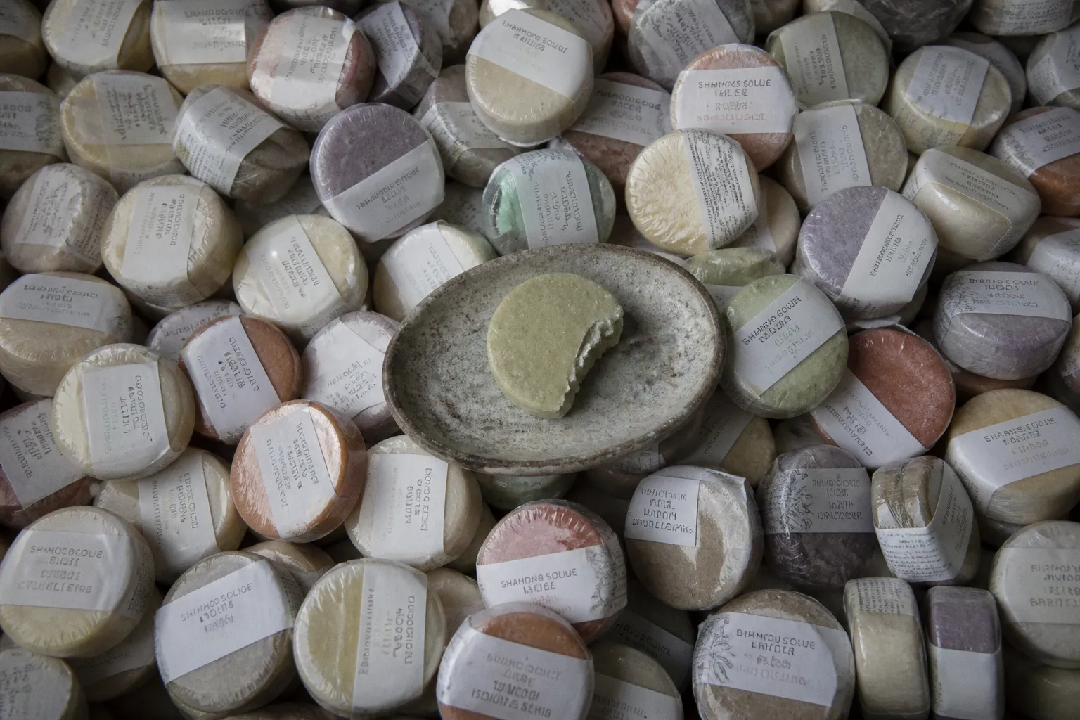 Cosmétiques solides : la dérive de la surconsommation