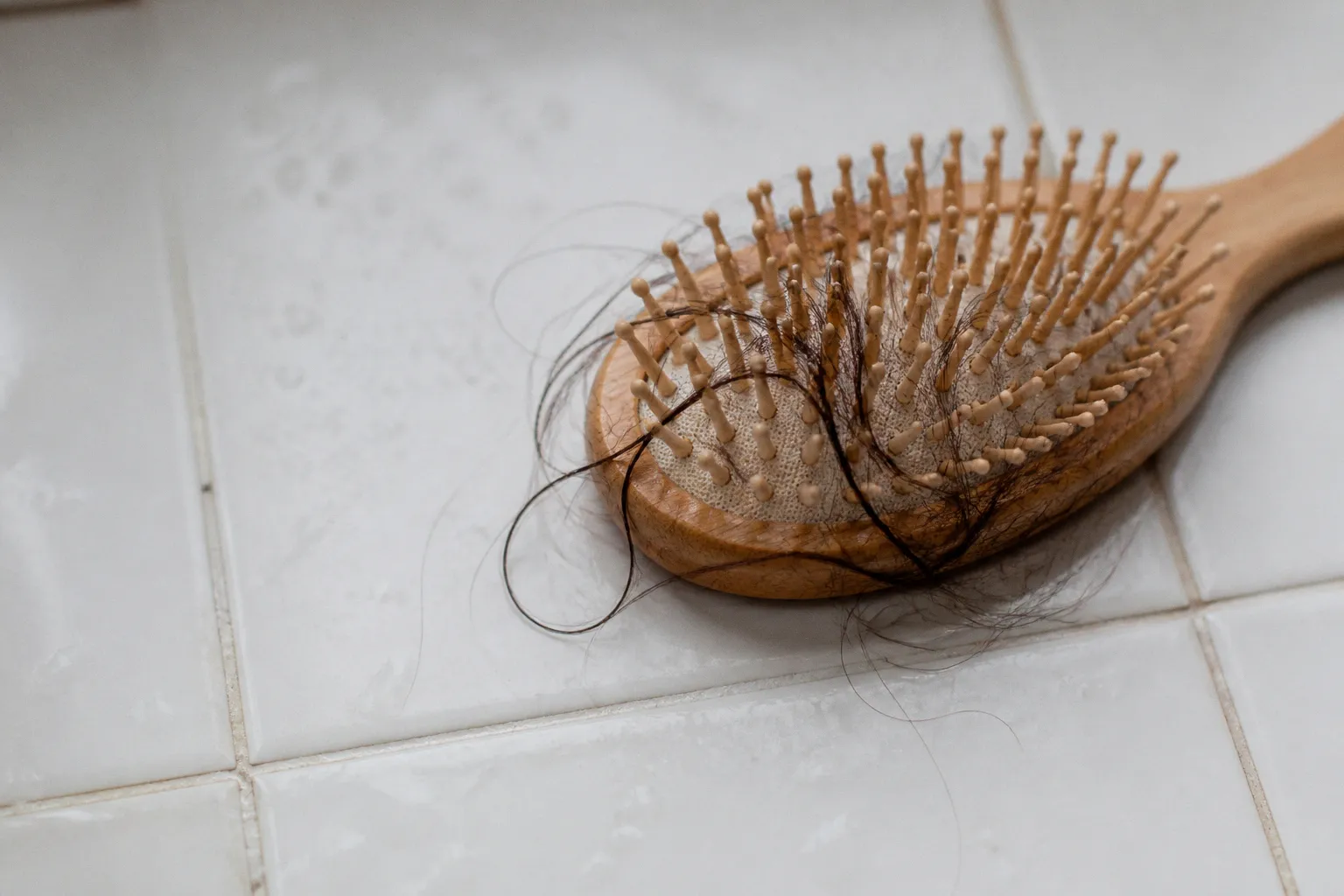 Lavage des cheveux à l'eau seule : le mirage du no-poo